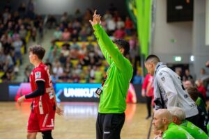 Daniel Deutsch an der Seitenlinie des HC Eintracht Hildesheim