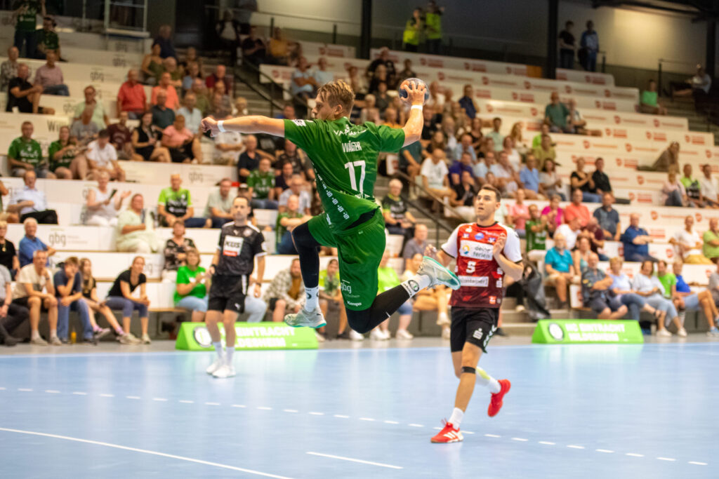 Kapitän des HC Eintracht Hildesheim beim Torwurf
