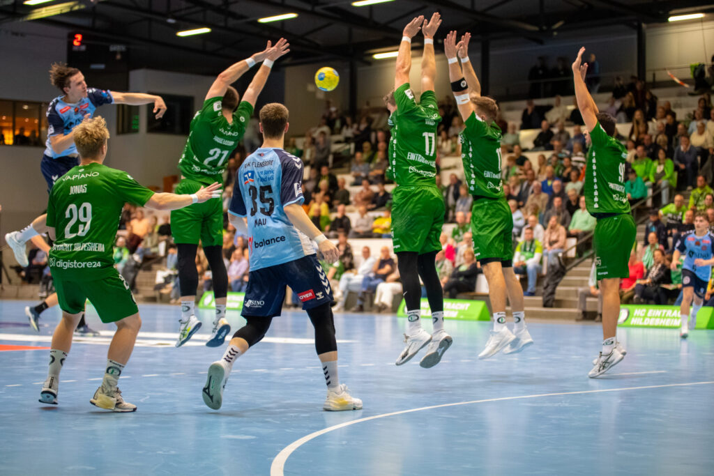 Abwehrblock des HC Eintracht Hildesheim in einer Spielsituation
