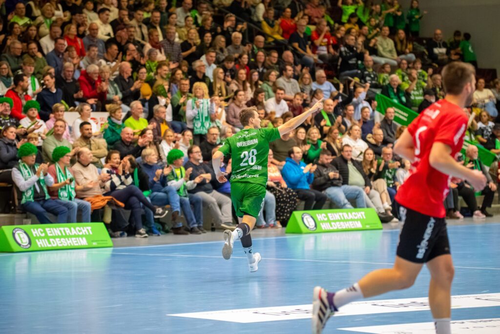 Lukas Quedenbaum feiert mit den Fans des HC Eintracht Hildesheim